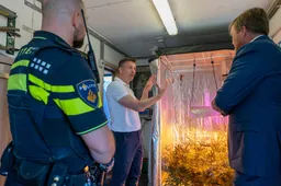 Koning Willem-Alexander bezoekt voorafgaand aan Koningsdag een drugscontainer in Beuningen