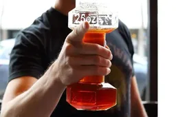 Sporten en bier zuipen: het kan met dit dumbbell bierglas