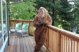 Hilarische huisadvertentie door foto's van Bigfoot