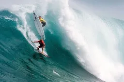 Bloedstollend hoge golven in de meest prestigueze surfwedstrijd ter wereld