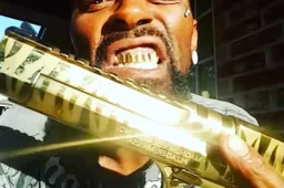 Ex-marinier toont zijn uitgebreide guncollectie terwijl hij een freestyle rap spit