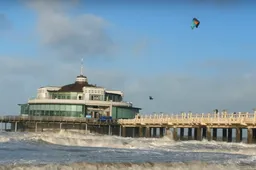 Vlaamse kitesurfer jumpt over pier in België