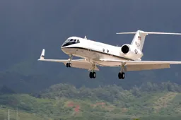 Piloten showen vlieg skills als ze rakelings over het water zweven