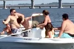 Dit krijg je als je drie vechtende dronken dikke mensen op een boot zet op zee