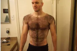 Winnaar van wereldkampioenschap voor baarden scheert zijn extreme harige lijf kaal