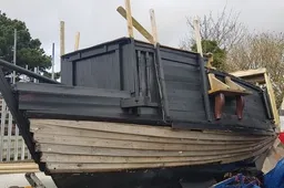 Man bouwt in zijn uppie een serieus piratenschip