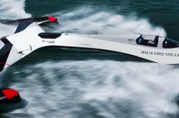 De SP80 is een revolutionaire zeilboot die met recordsnelheid door het water schiet