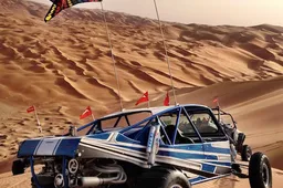 Racedrone filmt 1.600 pk tellende ragbakken terwijl ze de woestijn van Dubai aan flarden raggen