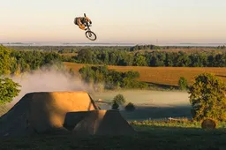BMX’er Brett Rheeder gaat los in deze heerlijke herfstachtige video