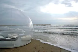 De luxe van binnen slapen en de schoonheid van de sterrenhemel met deze opblaasbare iglo