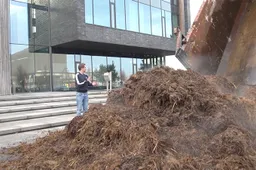 Bucket Boys gooien 10.000 kilo stront op stoep van keukenoplichters