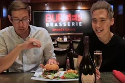 Dudes vergelijken burgers van 4 en 777 dollar