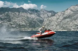 Vlammen op zee met de jetski van Belassi