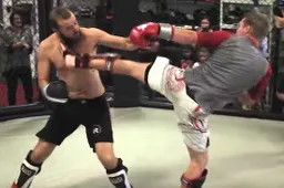 Amateur wordt op eigen verzoek kapotgemaakt door MMA fighter