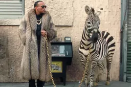 Anderson .Paak strooit met money en heeft zebra als huisdier in videoclip ‘Bubblin’