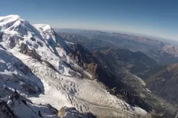 Guy kijkt dood in de ogen na crash met wingsuit