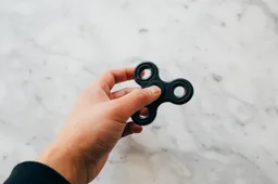 Speelgoedbedrijf uit Eindhoven geeft 1 miljoen fidget spinners weg