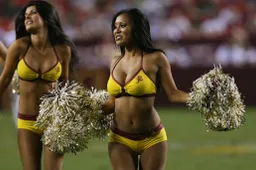 Sexy cheerleader schudt haar fijne bilpartij tijdens honkbalwedstrijd