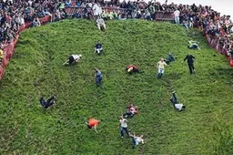 Dit zijn de ziekste valpartijen tijdens het Cheese Rolling event van dit jaar