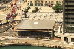 Apple Store wordt voorzien van reusachtige MacBook op het dak