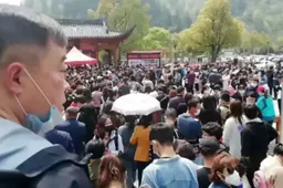 20.000 toeristen in de rij omdat ze gratis een Chinees Nationale Park mogen bezoeken