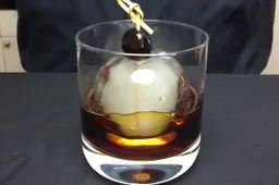 Zo maak je The Smoke Bomb aka de coolste cocktail ooit