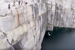 Waaghalzen jumpen van de ziekste cliffs ter wereld