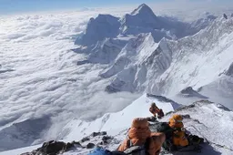 Award winning Elia Saikaly beklimt topje Mount Everest in deze ongefilterde docu