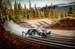 Ken Block drift over Pikes Peak in zijn 1.400 pk sterke Ford Mustang