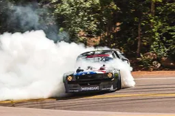 Ken Block scheurt in Climbkhana Pikes Peak op met 1.400 pk sterke Hoonicorn