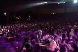 Slipknot frontman smasht telefoon uit handen van fan