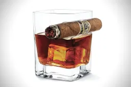 Dit glas laat je tegelijkertijd een sigaar roken én whisky drinken