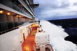 Passagiers van cruiseschip krijgen het zwaar te verduren in helse storm