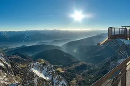 Loop over de wolken van Dachstein via de nieuwste 'skywalk'