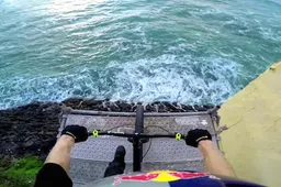 Danny MacAskill bereidt zich voor en springt van dodelijke klif