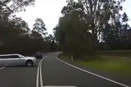 Dashcam beelden laten zien dat rijden in Australië een heel slecht idee is