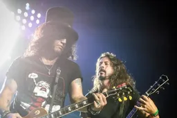 Dave Grohl speelt ‘Paradise City’ op het podium met Guns N’ Roses