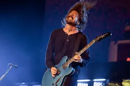 Fan rockt zwaar op de gitaar als hij liedje mag meespelen met de Foo Fighters