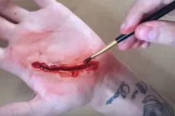 Dude maakt de bloederigste wonden met een beetje make-up