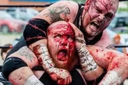 Deathmatch is een bloederige variant van worstelen voor de hersenlozen der aarde