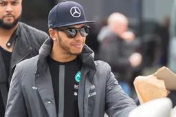 Lewis Hamilton verrast en maakt pikante overstap naar Ferrari, internet gaat los