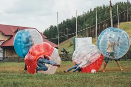 Bubbelvoetbal is een prima activiteit voor mannen met ballen