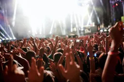 Vrouw krijgt tijdens concert van 50 Cent bezoek van de ooievaar