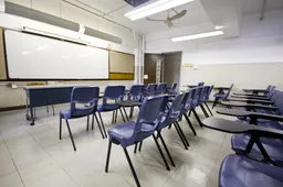 Amerikaanse lerares doet stoute dingen in het klaslokaal en wordt betrapt