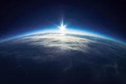 YouTuber dropt ei vanuit de ruimte en dat heeft een wonderbaarlijk einde