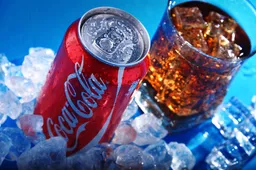 Cola is het perfecte poetsmiddeltje om jouw witte troon weer stralend schoon te maken