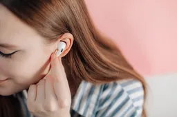 Vrouw ziet Airpod voor vitaminepil aan en slikt deze in