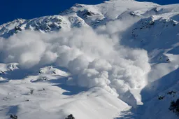 Skiër stort van rotspartij door lawine maar komt er best goed vanaf