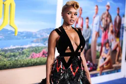 Zangeres en actrice Janelle Monae vierde haar verjaardag topless