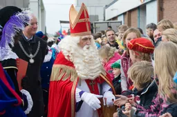 Sinterklaas en Piet helpen politie een handje en gaan achter winkeldief aan